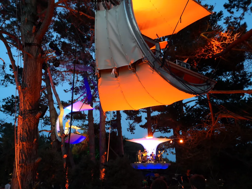 Spectacles et concerts perchés - événements culturels dans les arbres